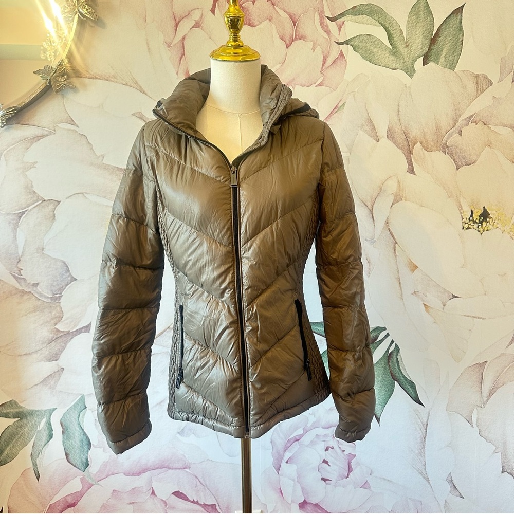 Michael Kors Brown Puffer Jacket with High Collar and Fitted Silhouette